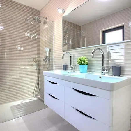 Luxusvilla Fjolla With Private Pool Villa